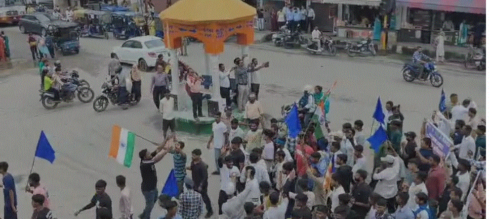 एसटी एससी आरक्षण खत्म करने के विरोध में बहुजन समाज द्वारा निकाली रैली