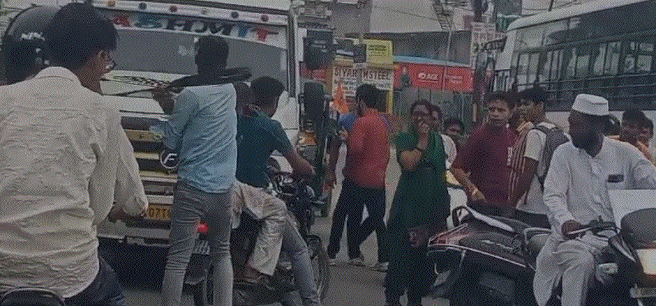 बुजुर्ग पिता को सरेआम बेल्ट से पीटा, वीडियो वायरल