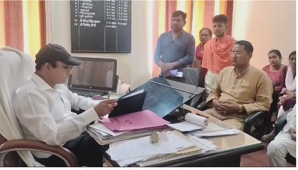 खटीमा के आपदा के चेक बांटने पर नंदन सिंह खड़ायत पूर्व मंडी अध्यक्ष ने उठाया प्रशासन पर सवाल