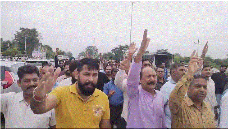 फिटनेस सेंटर के खिलाफ ट्रांसपोर्टरों ने खोला मोर्चा।