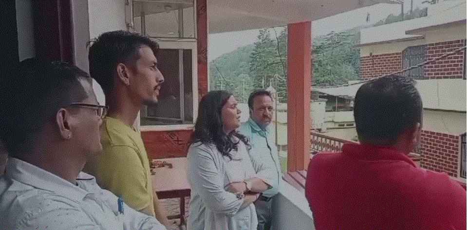 एसडीएम ने व्यावसायिक संस्थानो /होटलों का किया औचक निरीक्षण