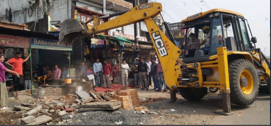 सड़क चौड़ीकरण को लेकर अतिक्रमण हटाने की कार्रवाई, प्रशासन ने दी अंतिम मोहलत