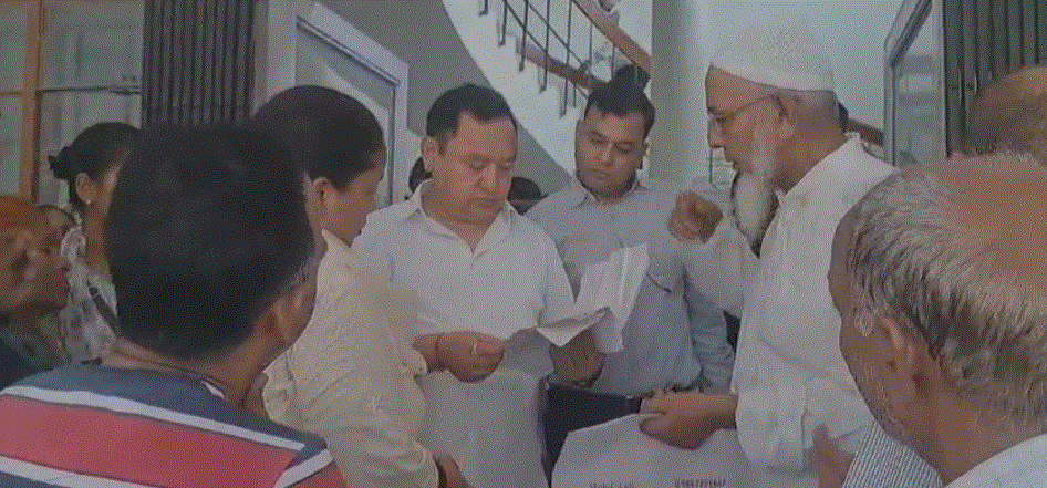 लालढांग में छोटे दुकानदारों को नोटिस मिलने पर विरोध, विधायक अनुपमा रावत ने जिलाधिकारी को सौंपा अनुरोध पत्र।