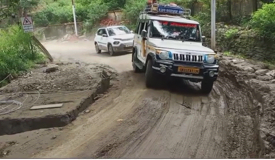 अधूरा स्कवर निर्माण वाहन चालकों के लिए बना मुसीबत पीडब्ल्यूडी की बड़ी लापरवाही