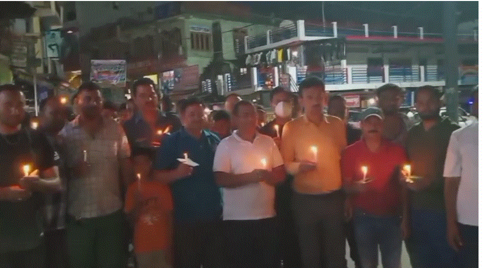 कोलकाता/ रुद्रपुर रेप व हत्याकांड के विरोध में व्यापारी व युवा सड़कों पर कैंडल मार्च निकालकर जताया विरोध हत्यारों को फांसी देने की उठाई मांग