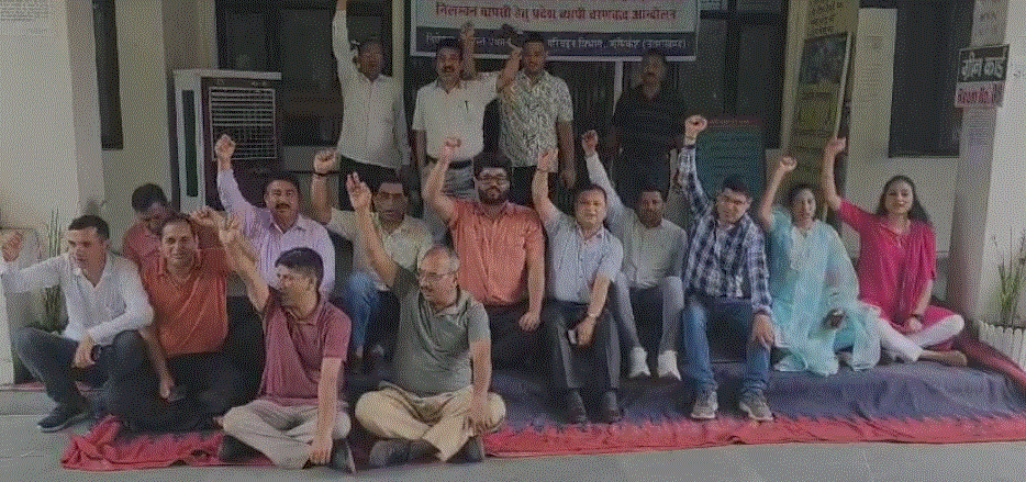 रुद्रप्रयाग टेंपो ट्रैवलर हादसे में चार कर्मचारियों पर हुई कार्रवाई का विरोधसंभागीय परिवहन विभाग के कर्मचारियों ने कार्य बहिष्कार किया।