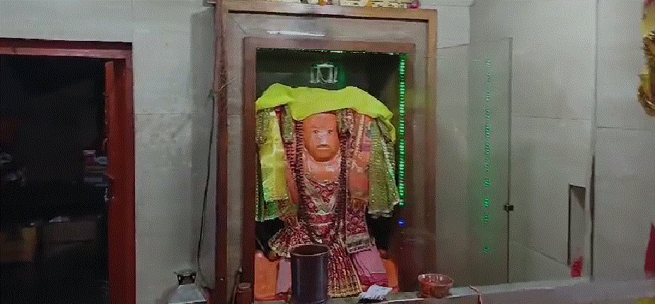 हनुमान मंदिर का दरवाजा तोड़ लाखो की नकदी,गहने चोरी