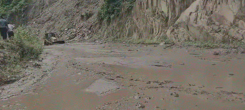 भारी मलवा आने से लोहाघाट पिथौरागढ़ एनएच बंद कई वाहन/ सैकड़ो यात्रियों फसे