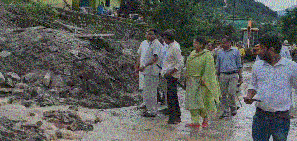 आपदा पीड़ितों को दिया गया मुआवजा ।