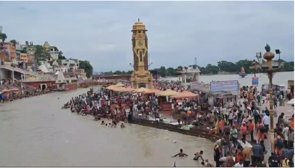 हरिद्वार में लगा गंदगी का रेला