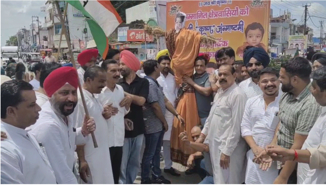 किच्छा में कांग्रेसियों और किसानों ने प्रदर्शन कर किया कंगना रनौत का पुतला दहन |