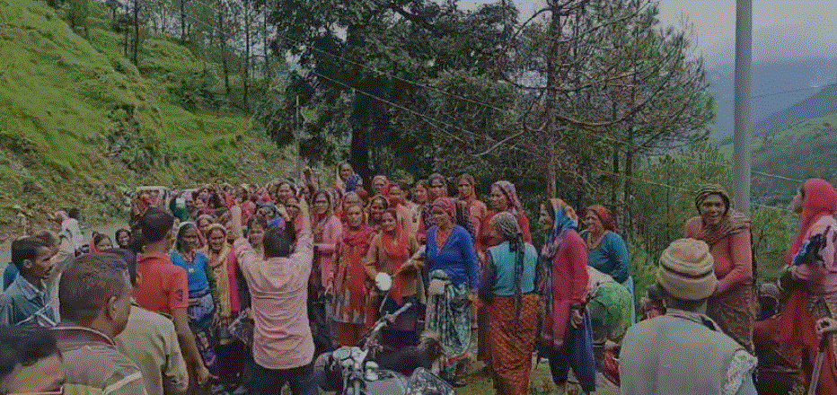 लोल्टी में महिलाओं ने किया अंग्रेजी शराब की दुकान का विरोध