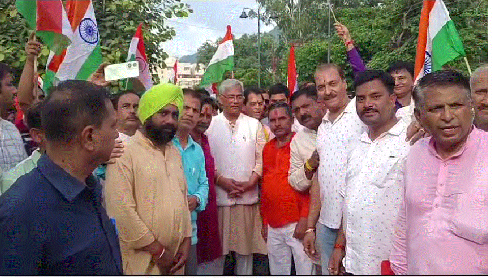 देशभक्ति के रंग मे डूबी तीर्थ नगरी की गंगाघाटी।