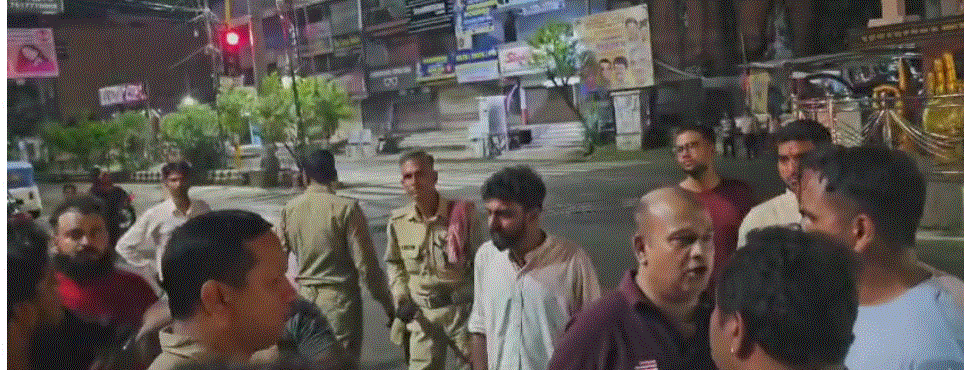 भाजपा नेता की गुंडई, कार पार्क करने को लेकर नेता ने अपने साथियों के साथ कार सवार युवाको की पिटाई कर दी।