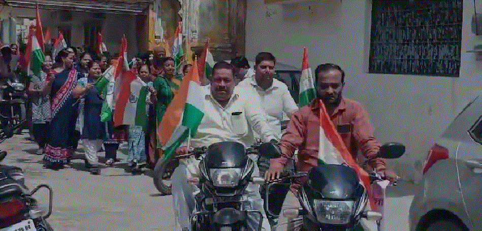 बाल विकास परियोजना द्वारा भी नगर में निकाली गई तिरंगा यात्रा तिरंगा