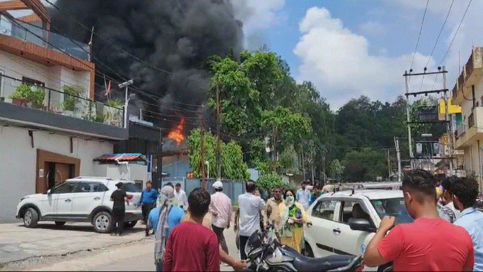 हरिद्वार केऔद्योगिक क्षेत्र स्थित केमिकल कंपनी में लगी भीषण आग।