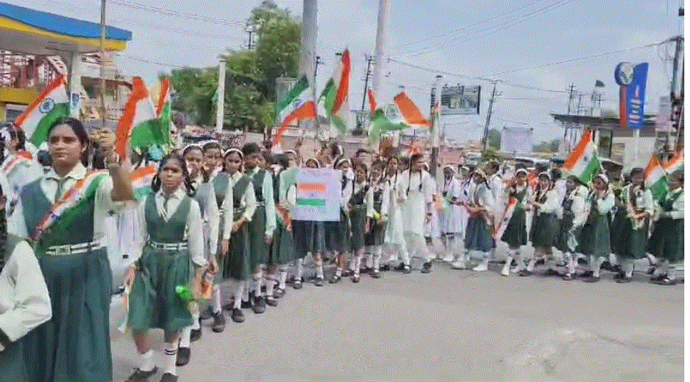 स्कूल के बच्चों ने निकाली तिरंगा यात्रा रैली बेबी खन्ना ने हरी झंडी दिखाकर रैली को किया रवाना