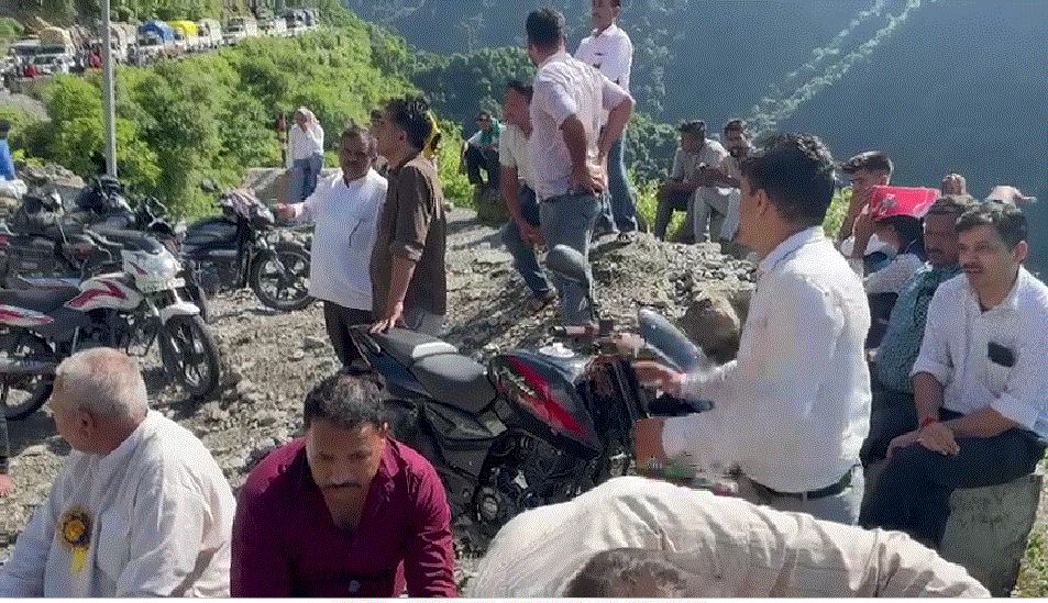 कई घंटो इन्तजार के बाद खुला कालसी चकराता मोटर मार्ग