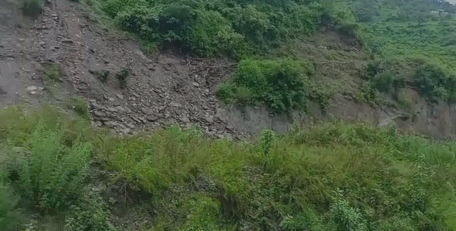 भारी बारिश से चंपावत पिथौरागढ़ एनएच बंद कई वाहन व यात्री फंसे