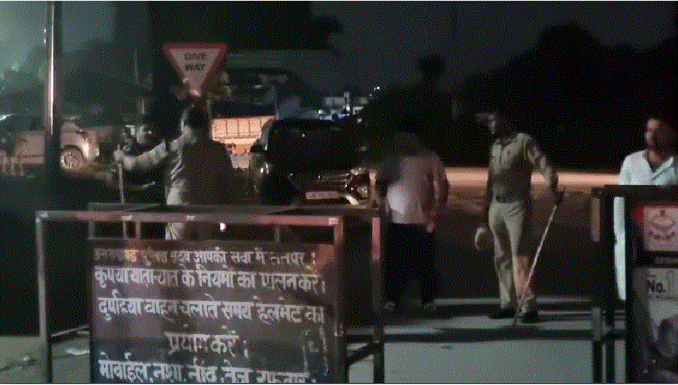 पुलिस की नाक के नीचे चले लाठी,डंडे, घुसे, लात।पुलिस ने भी भांजी लाठियां।