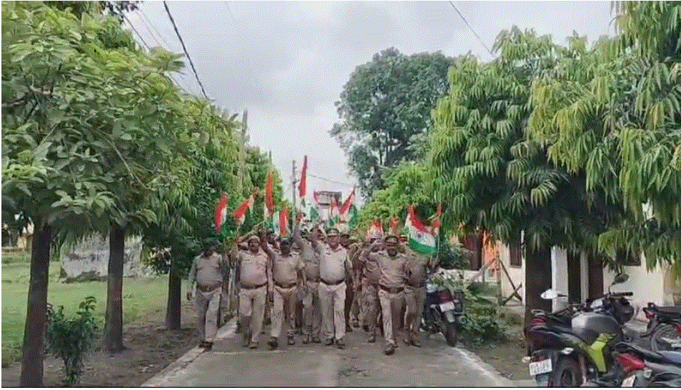 हर घर तिरंगा अभियान: देश भक्ति तरानों पर झूमते हुए वन विभाग की टोली ने निकाली तिरंगा यात्रा