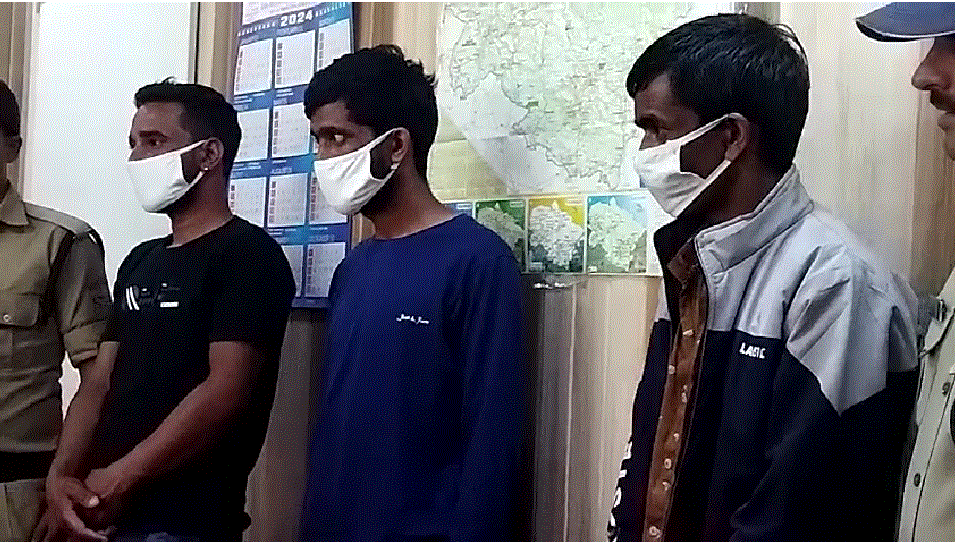 नशे पर उत्तरकाशी पुलिस की बड़ी कार्रवाई 1 किलो 30 ग्राम चरस के साथ 3 युवक गिरफ्तार SP उत्तरकाशी द्वारा पुलिस टीम को दिया गया 2500 रु0 का पुरस्कार।