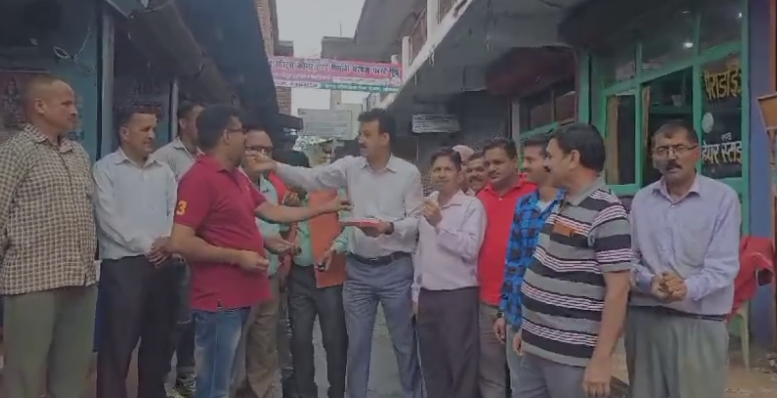 सरयू लिफ्ट पेयजल योजना को मिली प्रशासनिक एवं वित्तीय स्वीकृति लोगों ने मिष्ठान बाटकर कर जताई खुशी सीएम धामी को दिया धन्यवाद