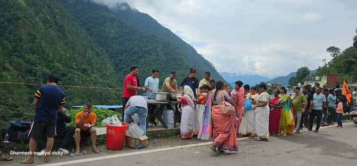 पंडा पुरोहितों कर रहे हैं फंसे श्रद्धालुओं की मदद.।