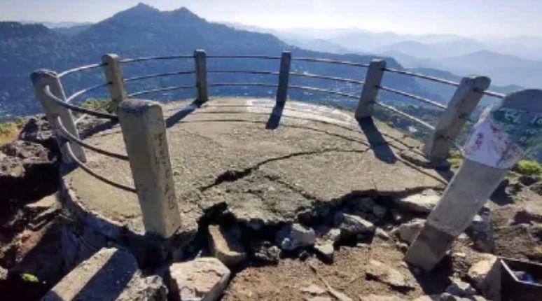 नैनीताल के अधिकांश क्षेत्रों में रात्रि से लगातार बारिश , प्रमुख पर्यटन स्थल टिफिन टॉप-डॉर्थी सीट ख़तरे में।