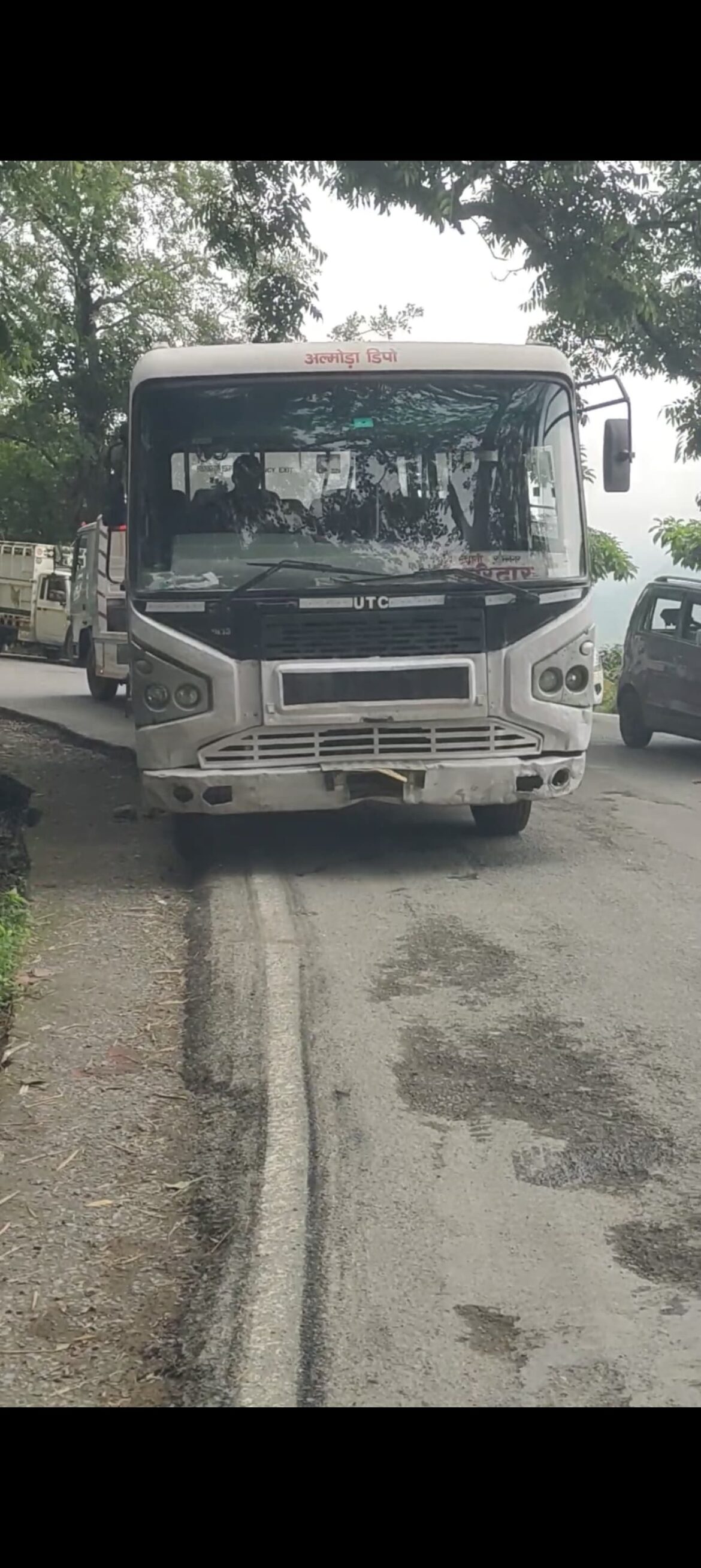 नैनीताल रोड भीमताल मोड़ पर बीच  रोड में रोडवेज हुई खराब, सी०पी०यू० पुलिसकर्मी रोहित ने रोडवेज का स्टेयरिंग संभाल क्रेन ऑपरेटर के सहयोग से खुलाया जाम