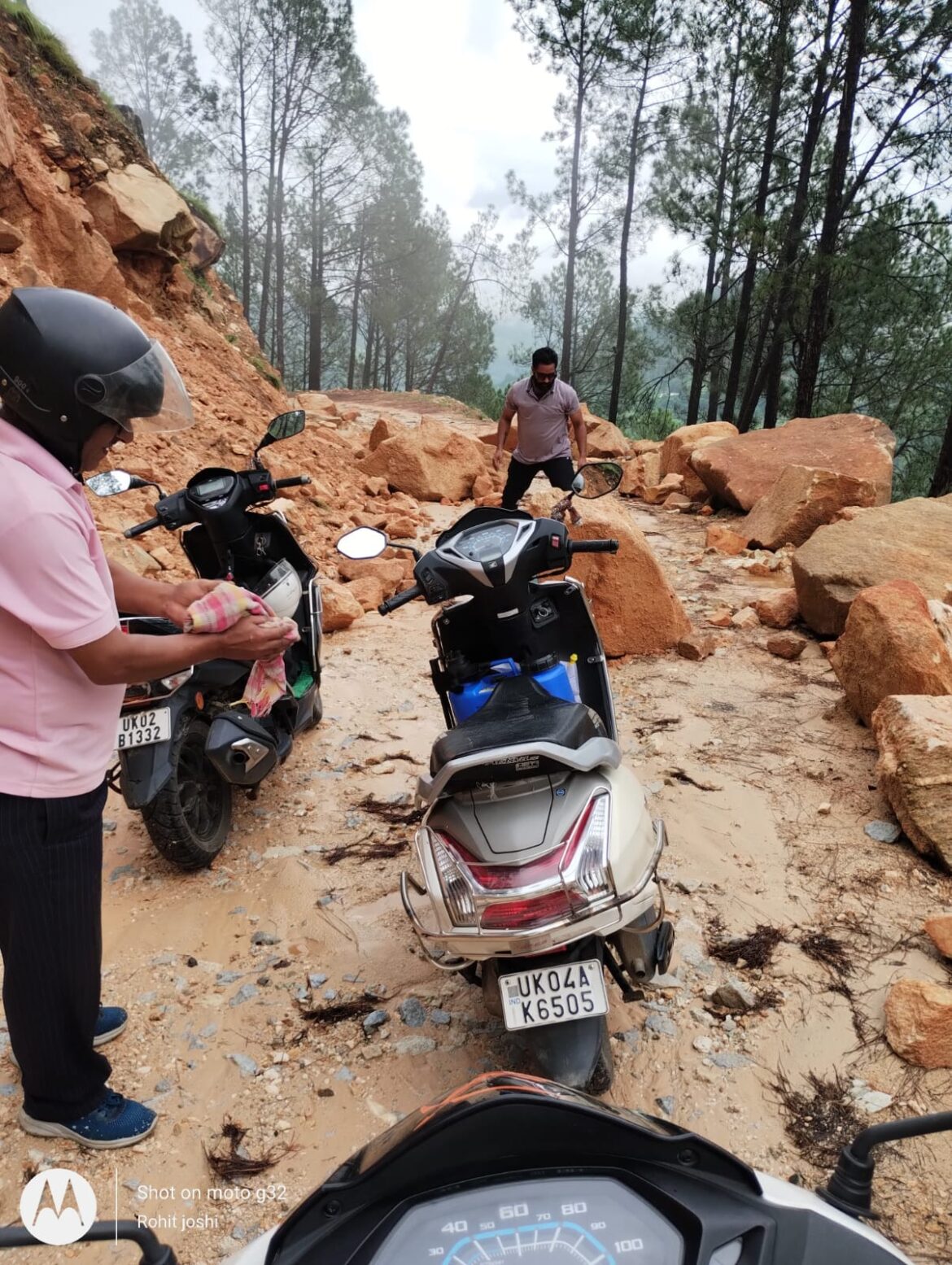 रवांईखाल से कमोल जाने वाली सड़क जगह जगह से हुई बन्द।