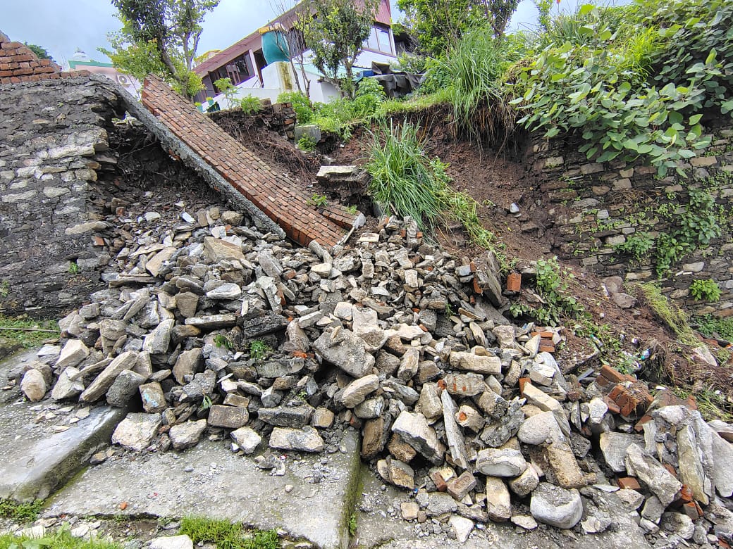 बारिश से होटल परिसर की सुरक्षा दीवार टूटी