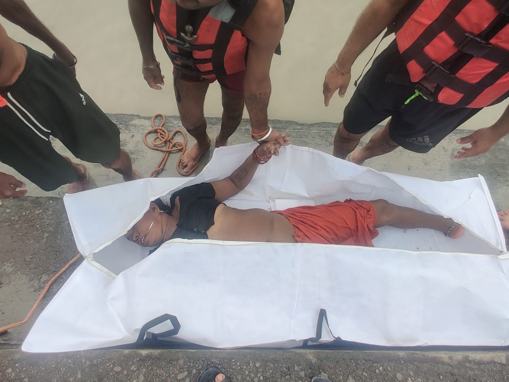 गंगा दर्शन करने आई महिला गंगा में समाई। एसडीआरएफ जल पुलिस के सर्चिंग अभियान से जल्द मिला महिला का गंगा से शव।