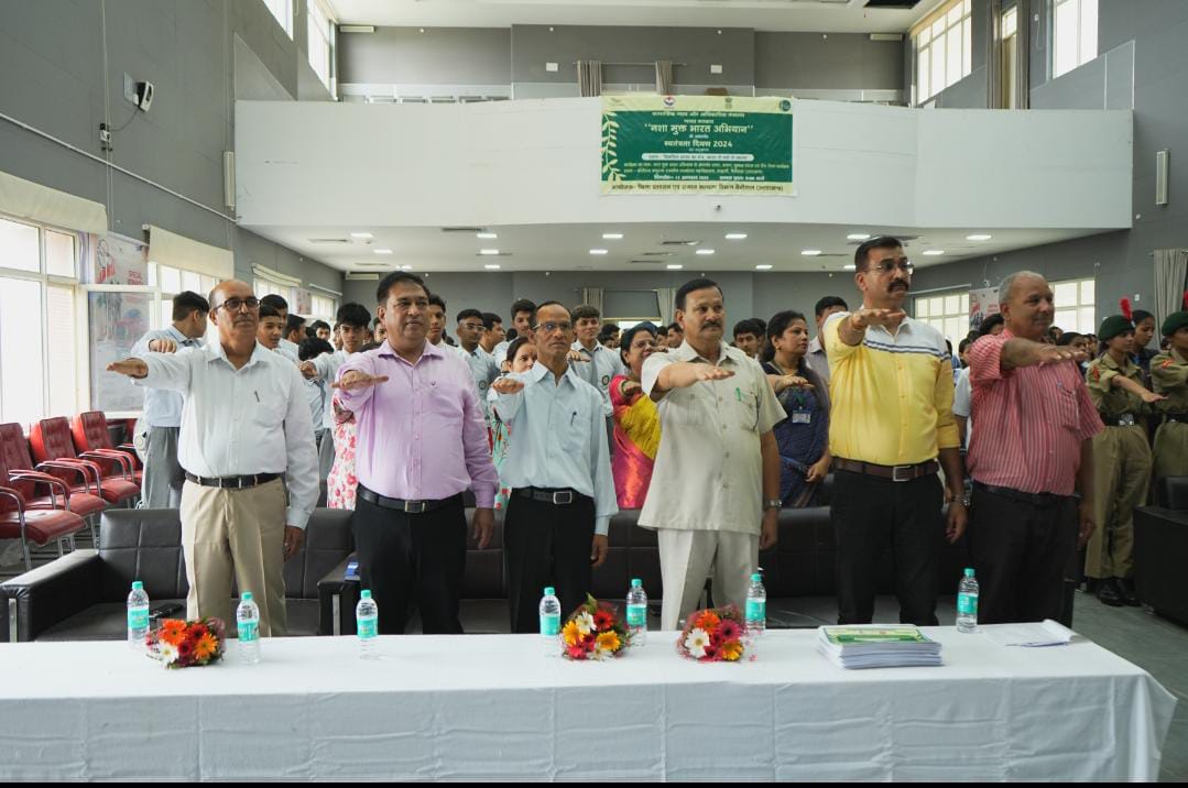 सामाजिक न्याय एवं अधिकारिता मंत्रालय, भारत सरकार एवं जिलाधिकारी, के निर्देशों के क्रम में जनपद में नशा मुक्ति भारत अभियान के तहत सोमवार को एम0बी0पी0जी0 कॉलेज, हल्द्वानी के साथ ही जनपद के समस्त कार्यालयों व विद्यालयों में नशे के खिलाफ एक देशव्यापी सामूहिक प्रतिज्ञा का आयोजन किया गया।