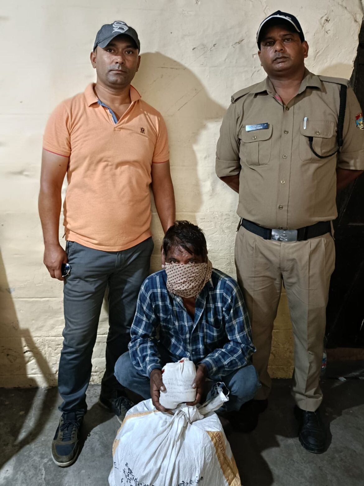 वनभूलपुरा पुलिस ने 02 व्यक्तियों को अवैध शराब के साथ किया गिरफ्तार, वाहन सीज