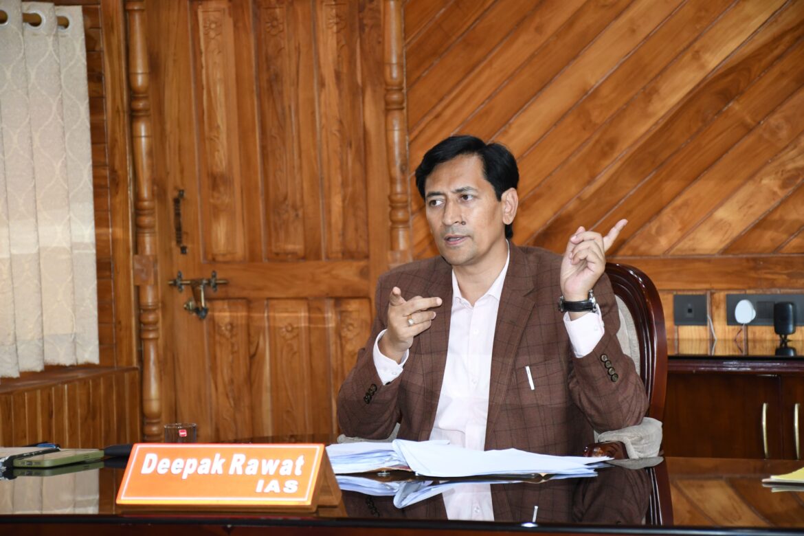 मा. ग्रीन ट्रिब्यूनल(राष्ट्रीय हरित अधिकरण), नई दिल्ली में विचाराधीन प्रकरण के सम्बन्ध में कुमाऊं आयुक्त ने कैंप कार्यालय सभागार में सोमवार को सम्बंधित विभाग के अधिकारियों के साथ बैठक की।