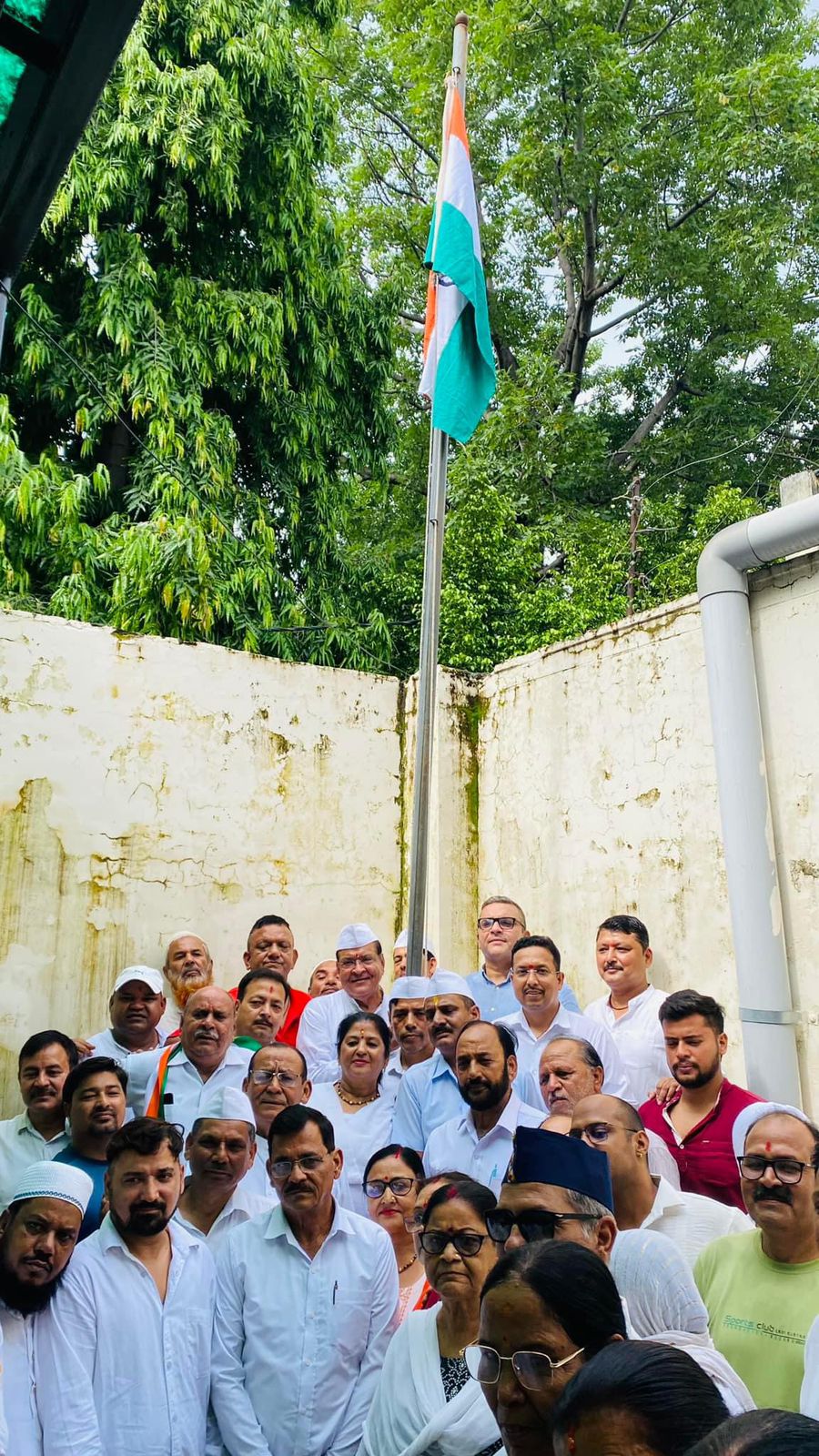 स्वतंत्रता संग्राम के प्रतीक स्थल स्वराज आश्रम में तिरंगा फहराकर कांग्रेसियों ने हर्षोल्लास संग मनाया स्वतंत्रता दिवस।