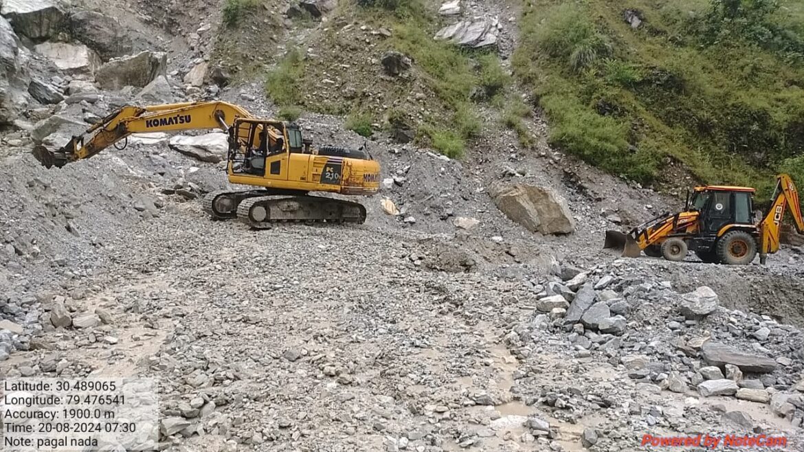 पहाड़ों में लगातार हो रही बारिश से सड़कों के बाधित होने का सिलसिला थमने का नाम नही ले रहा है, देर रात की मूसलाधार बारिश के चलते जहां चमोली छेत्र में करीब 77.88 मिलीमीटर बारिश हुई