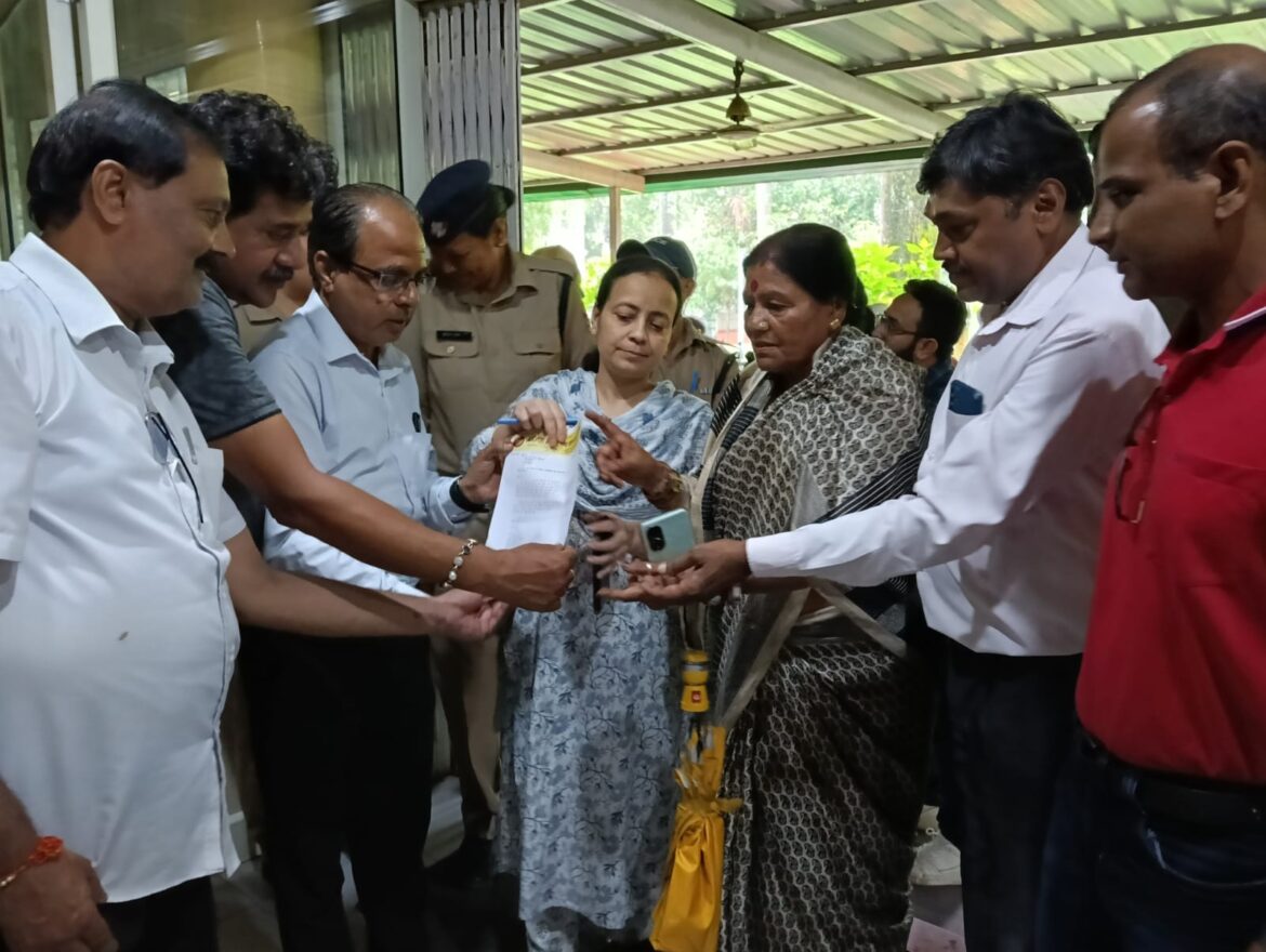 माननीय मुख्यमंत्री जी के नाम ज्ञापन प्रस्तुत किया। जिसमें अपराधियों को जल्द से जल्द पकड़ कर कठोर कार्रवाई करने का निवेदन किया गया