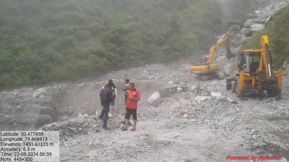 पहाड़ों में देर रात हुई मूसलाधार बारिश के चलते बदरीनाथ राष्ट्रीय राजमार्ग चमोली से लेकर बद्रीनाथ धाम के मध्य जगह जगह बाधित हो गया