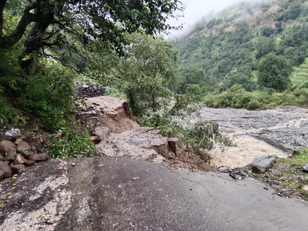 थराली विधानसभा के सोल क्षेत्र और देवाल के हरनी में बादल फटने से नुकसान