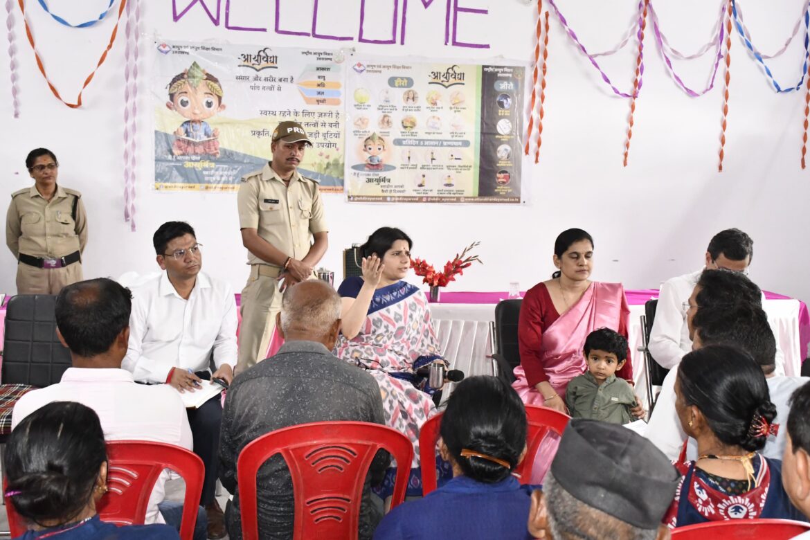 जिलाधिकारी वंदना ने जनपद नैनीताल के अल्मोड़ा सीमा से लगते हुए ग्रामों मौना और ल्वेशाल में जनसुनवाई आयोजित कर जनता की समस्याओं को सुना और इस क्षेत्र के दूरस्थ ग्रामों में चल रही विभागीय योजनाओं का स्थलीय निरीक्षण किया ।