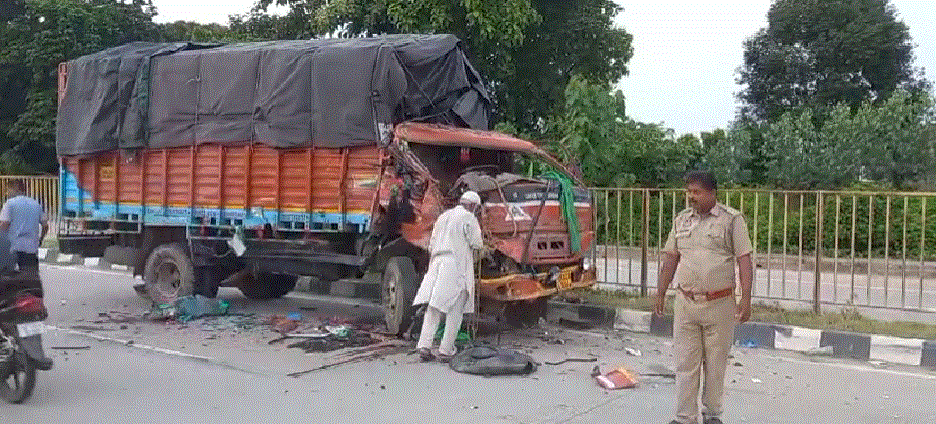 हाईवे पर दो वाहनों कीआमने सामने की भिड़ंत, चार घायल।