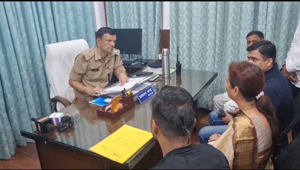 हल्द्वानी : चौकी इंचार्ज हटाने को लेकर छात्र नेताओं ने एसपी सिटी से की मुलाकात,देर रात चौकी इंचार्ज ने छात्र नेताओं पर भांजी थी लाठियां…