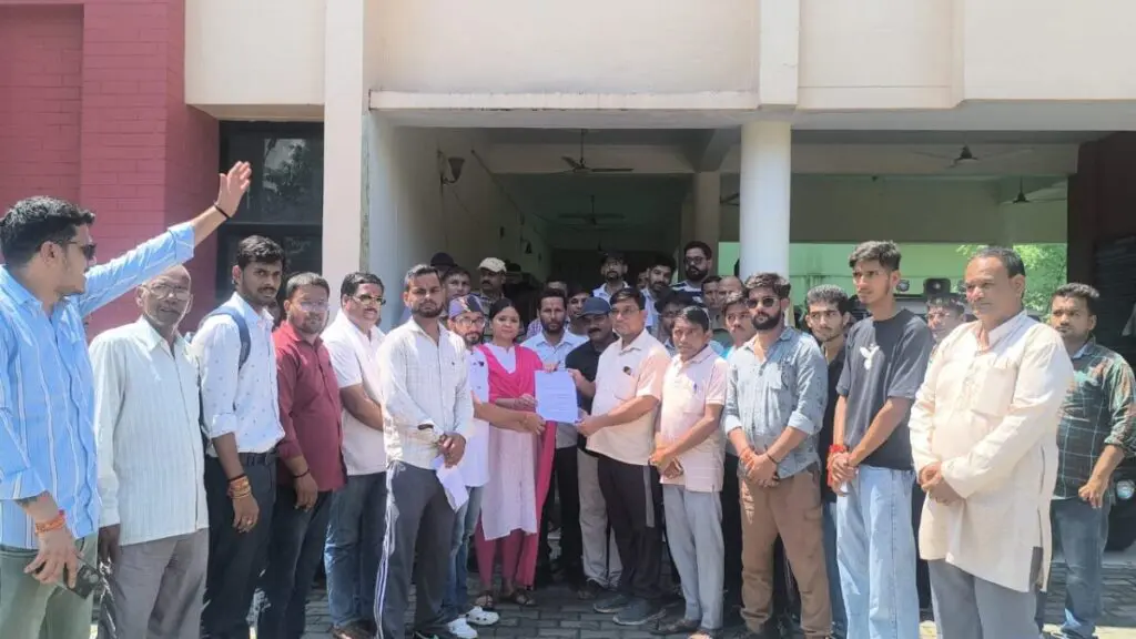 हल्द्वानी : आवारा पशुओं के आतंक से परेशान ग्रामीणों ने तहसील का किया घेराव