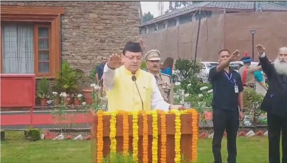 पुष्कर सिंह धामी ने 78 वें स्वतंत्रता दिवस के अवसर पर मुख्यमंत्री आवास में ध्वजारोहण किया