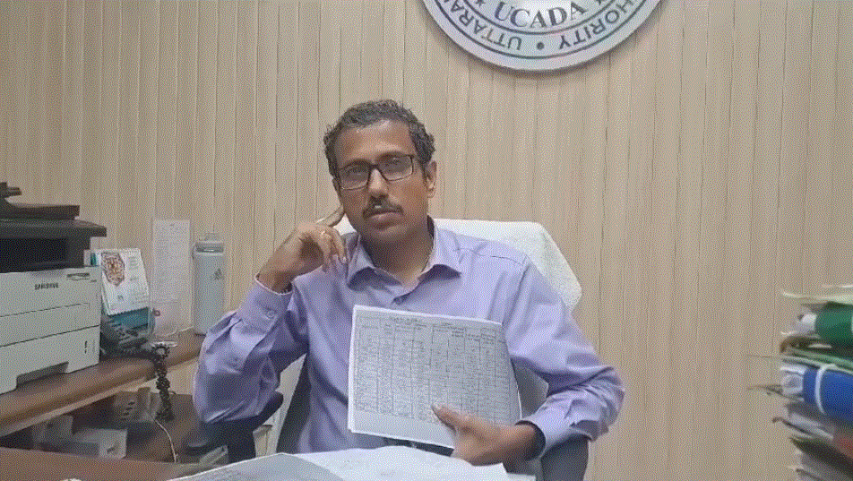 उत्तराखंड में हो रही लगातार बारिश के कारण पहाड़ी क्षेत्रों में भूस्खलन होने से कई सड़के बंद