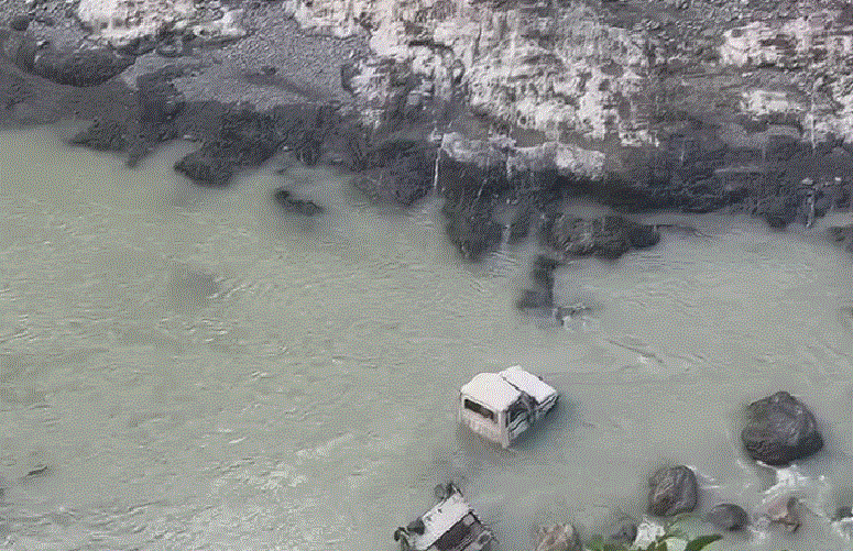 दिल्ली यमुनोत्री एन एच 507 पर जुड्डो के पास अनियंत्रित होकर 150 मीटर नीचे यमुना नदी में गिरा पिकअप वाहन