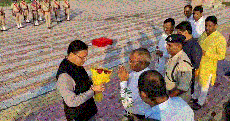 मुख्यमंत्री ने खटीमा पहुंच कर सुनी जनसमस्याएं, कल शहीदों को देंगे श्रद्धांजलि