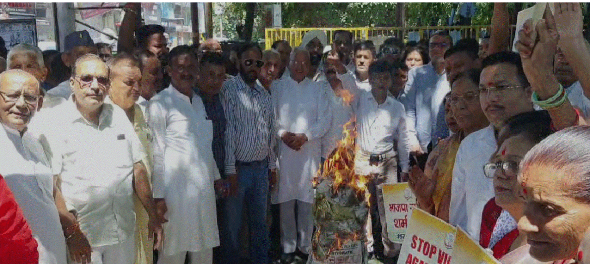 उत्तराखंड में बढ़ते महिला अपराधों को लेकर आज कांग्रेस ने हल्द्वानी में प्रदेश सरकार का पुतला फूंका
